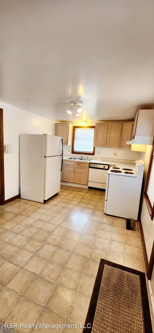 Building Photo - 3 br, 1 bath House - 110 Davis Street