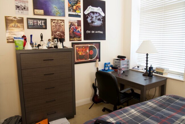 Building Photo - 841 Parker St