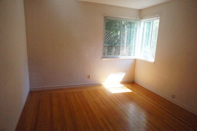 Bed room - 637 Hillsborough St
