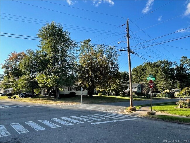 Building Photo - 72 College Dr
