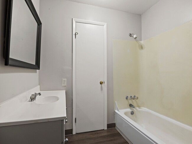 Building Photo - 3 Bedroom 2 Bathroom in Old Town Windsor!