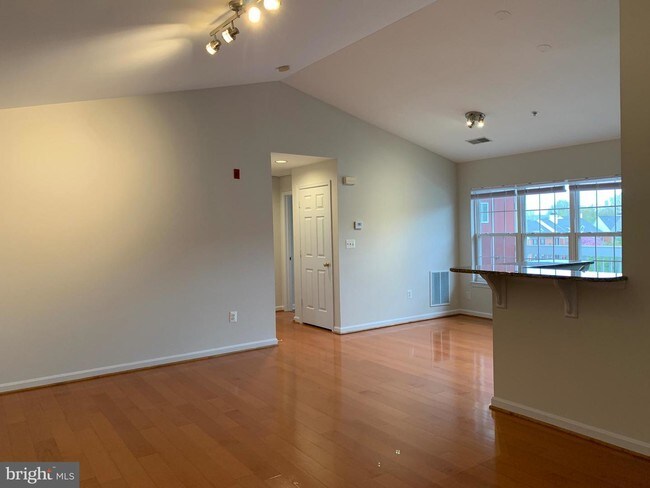 Building Photo - 511 Constellation Square SE