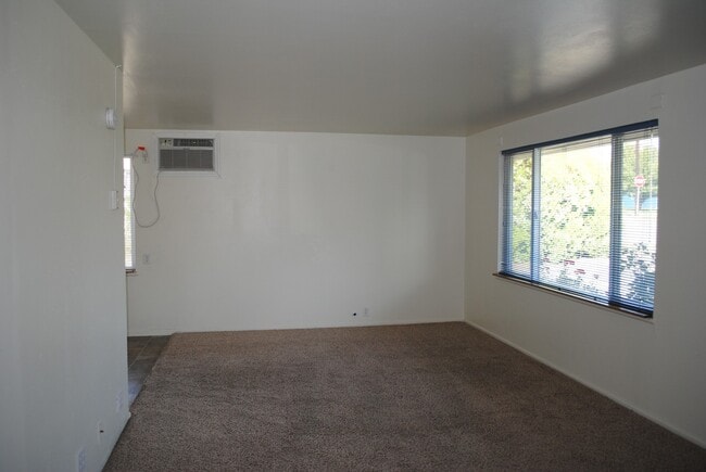 Building Photo - Two Bedrooms & One Bathroom Home