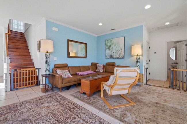 Building Photo - 820 Almar Ave