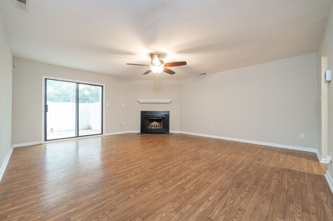 Building Photo - Gorgeous 2 Bedroom, 2.5 Bath Townhome in N Raleigh, Lot of updates!  Pet Friendly!