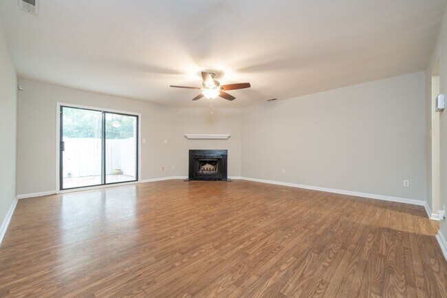 Foto del edificio - Gorgeous 2 Bedroom, 2.5 Bath Townhome in N Raleigh, Lot of updates!  Pet Friendly!
