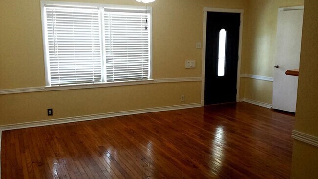 Foto del edificio - 19 Lyncrest Dr