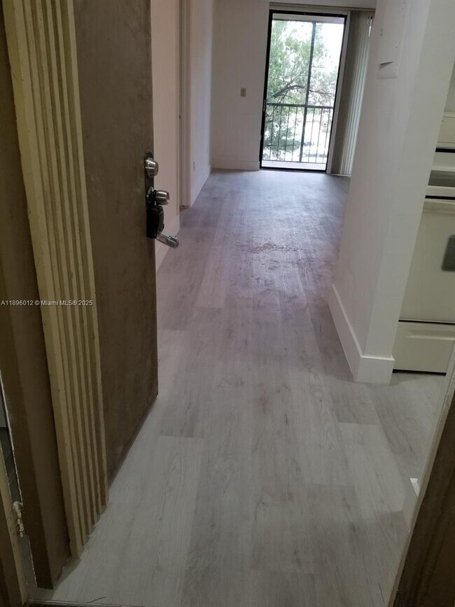 Foto del edificio - 8615 NW 8th St