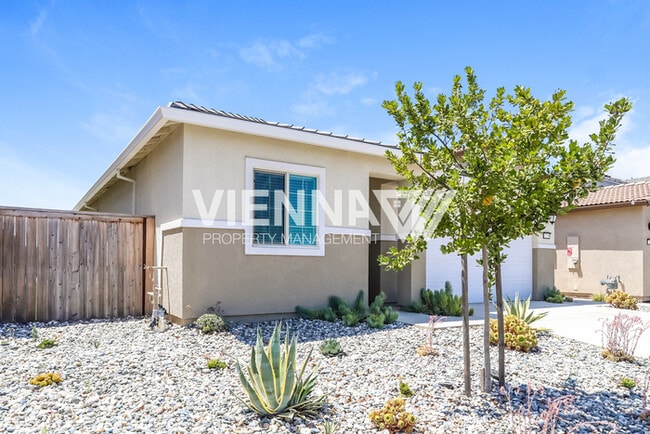 Building Photo - Gorgeous Home in Rancho with a POOL!