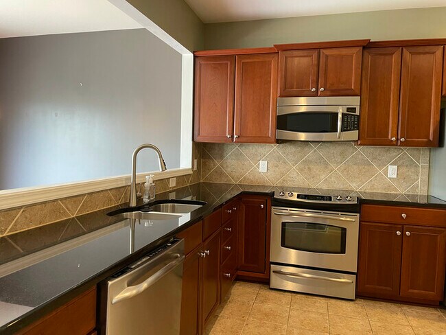 Building Photo - 3 Bedroom Townhome with 2 Car Garage