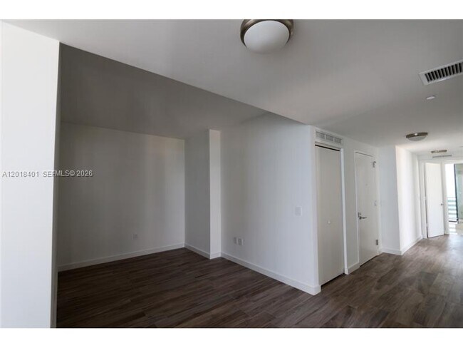 Building Photo - 460 NE 28th St