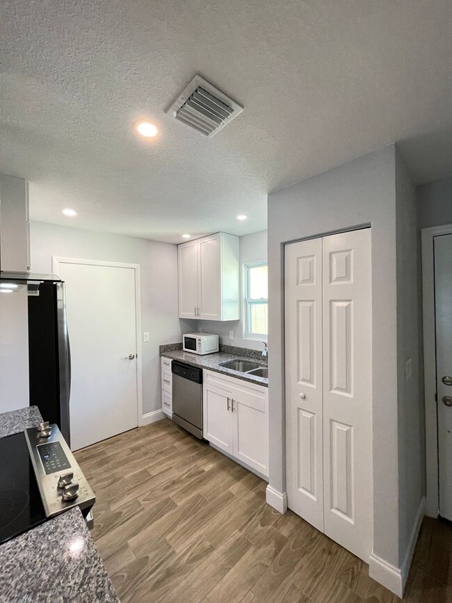 Foto del edificio - Fully Renovated 3bed/2bath Home in Sarasota!!