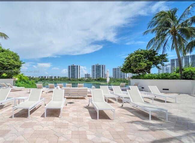 Foto del edificio - 20000 E Country Club Dr