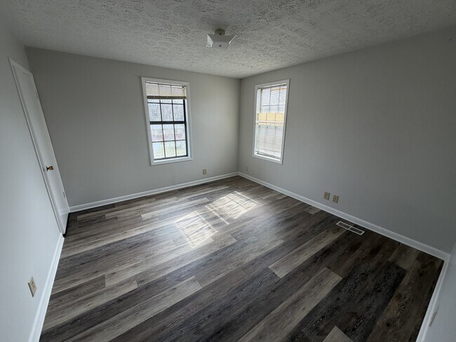 Foto del edificio - 2444 Fairbrook Dr