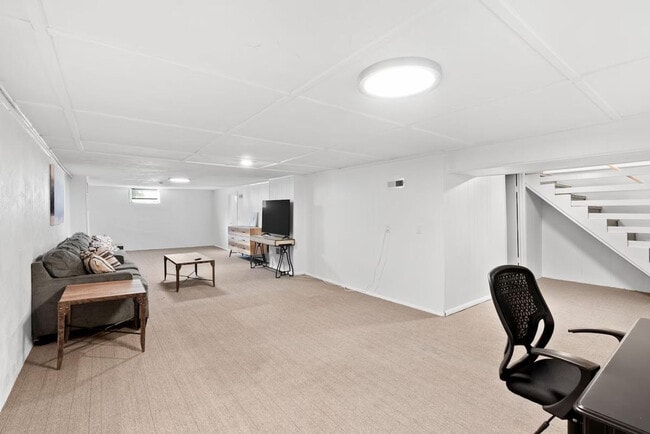 Building Photo - 814 Holiday Ave