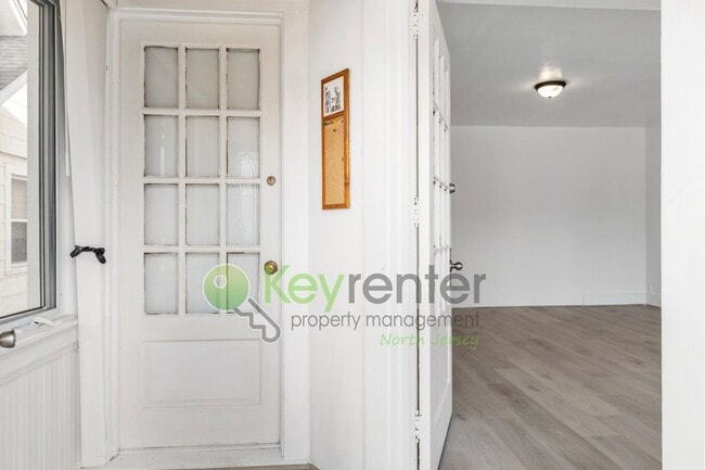Building Photo - Spacious 3-Bed, 2-Bath First-Floor Unit wi...