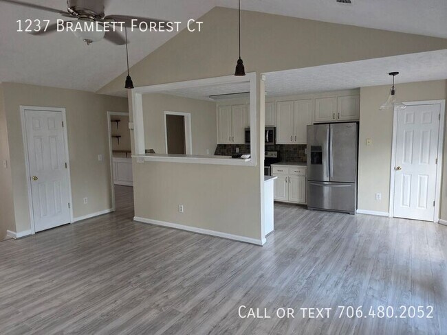 Building Photo - 5-bedroom, 3-bathroom Home just minutes to...