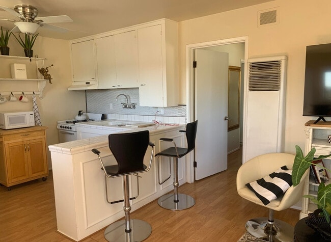 Building Photo - 2528 De La Vina St