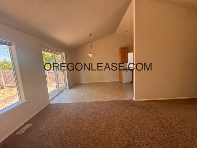 Foto del edificio - West Eugene 3 bedroom 2 bath home