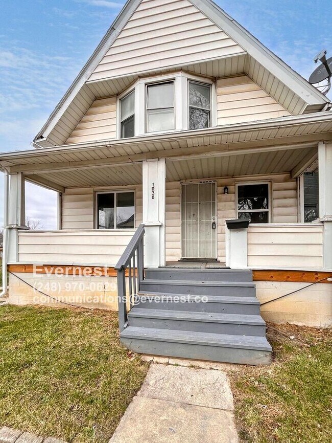 Foto del edificio - Charming 3-Bedroom Home with Basement and ...