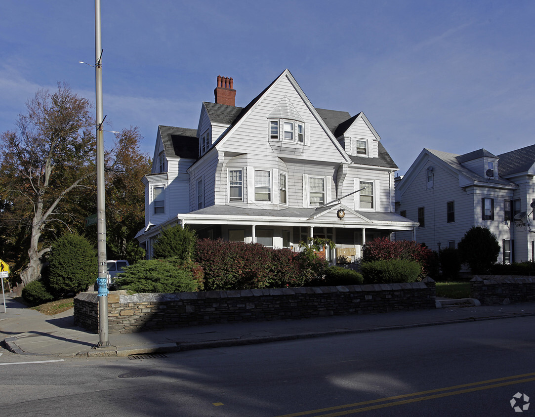 Primary Photo - 866 Main St
