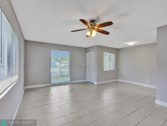 Foto del edificio - 823 SW 13th St