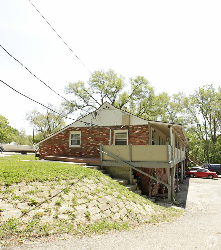 Building Photo - 8587 Pontiac Lake Rd