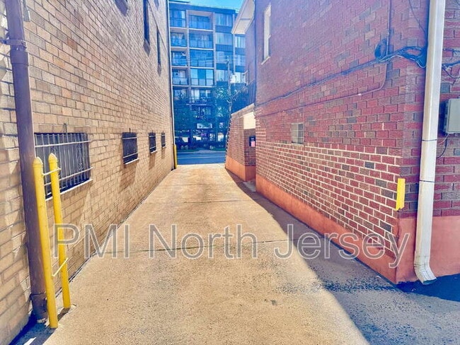 Foto del edificio - 9051 Palisade Ave
