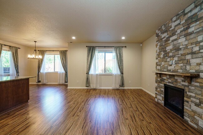 Foto del edificio - Beautiful 4 Bedroom 2.5 Bath Located in th...