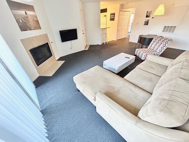Foto del edificio - STUNNING MOVE IN READY 2 BEDROOM 1 BATHROO...