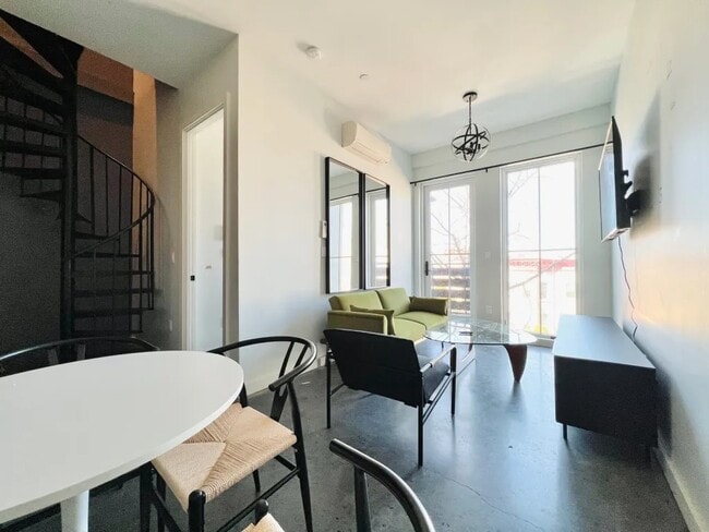 Building Photo - Furnished room/NOT APARTMENT