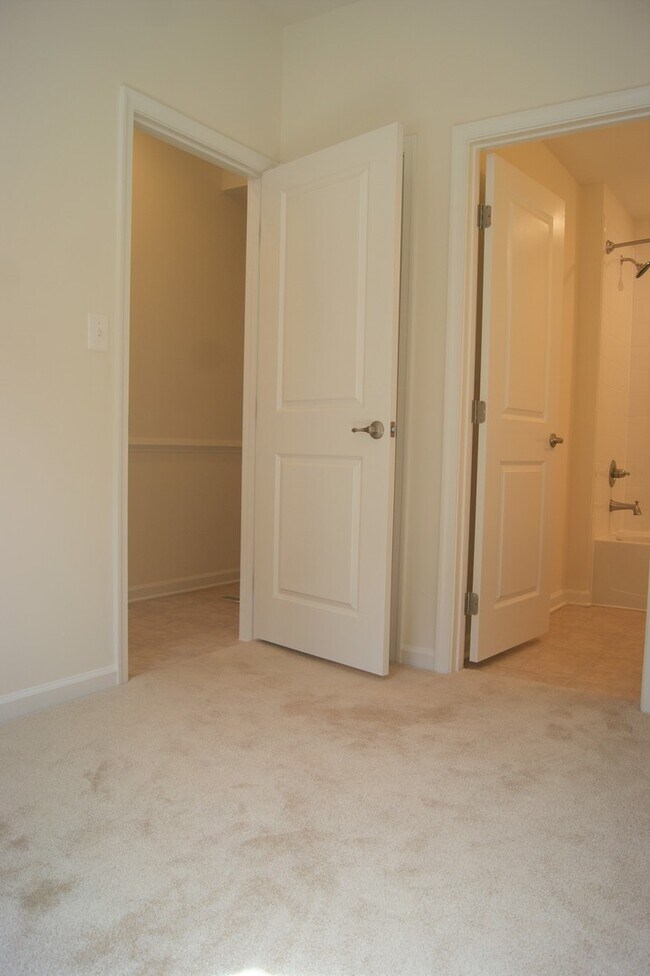 Building Photo - HUGE 3 Bedroom Townhome Near Hopkins in Ea...