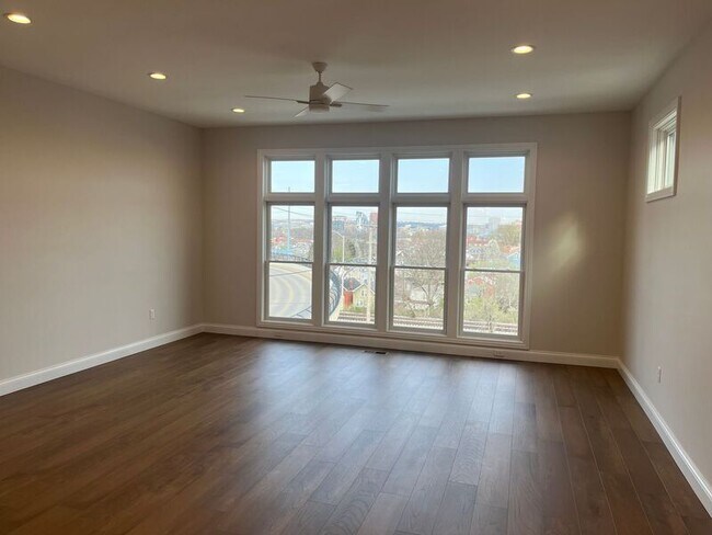Photo - 140 W 13th St Townhome