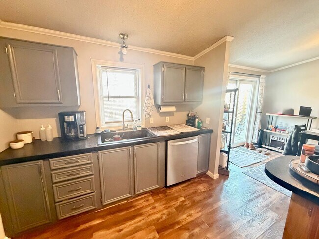 Building Photo - 2406 Robin Rd