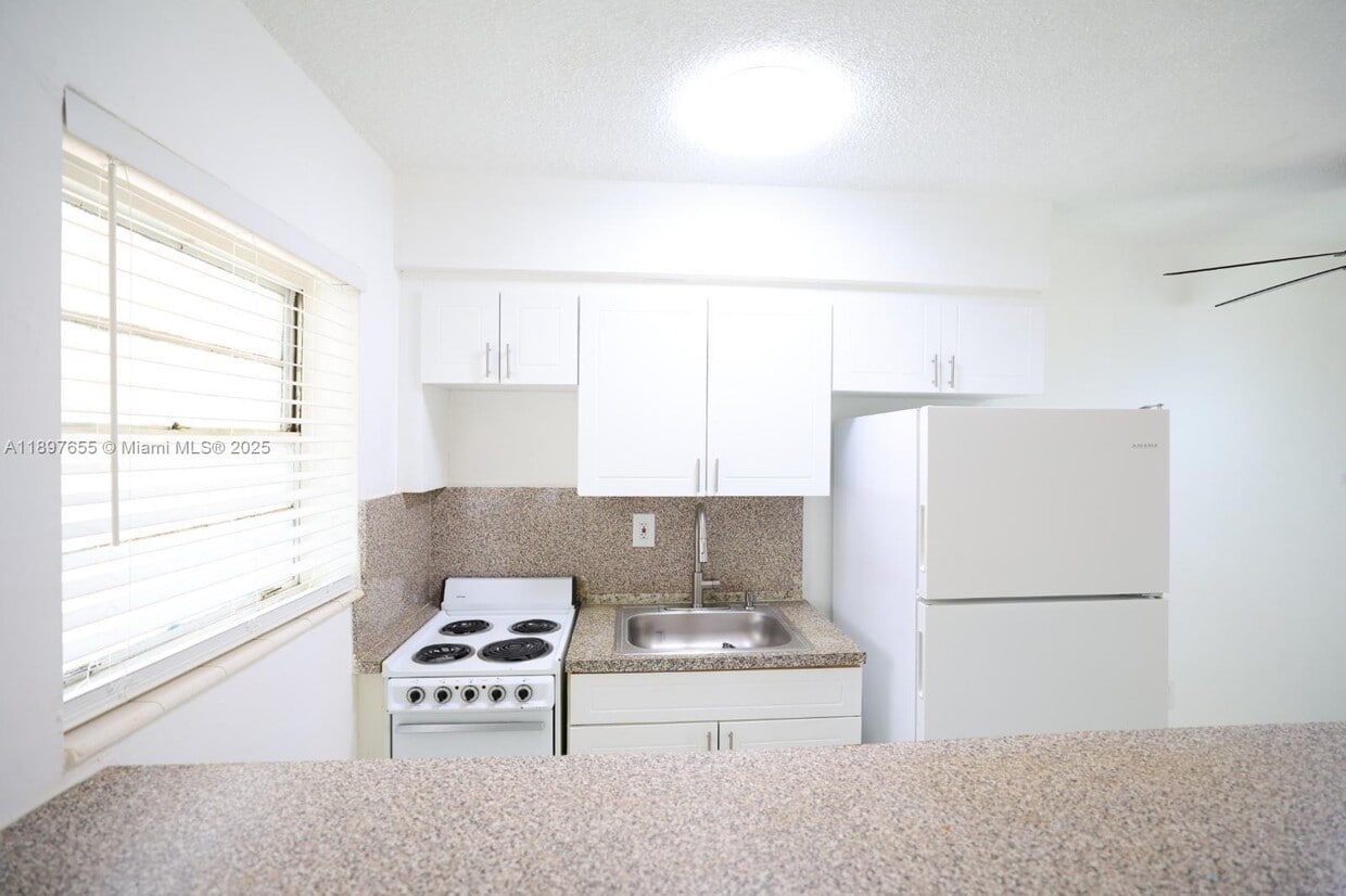 Foto principal - 7155 W 14th Ct