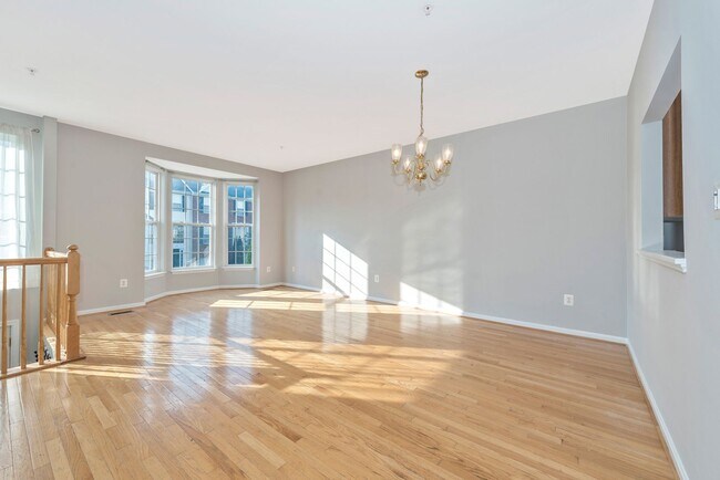 Foto del edificio - Fantastic Townhouse w/ Garage - Quick High...
