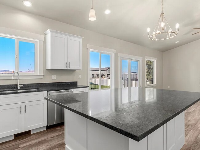 Foto del edificio - Spacious 5 Bed, 3 Bath Home with Mountain Views