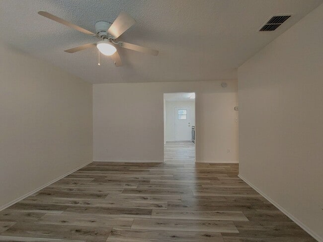 Building Photo - 2 Bedroom, 1 Bathroom Duplex in South Lake...
