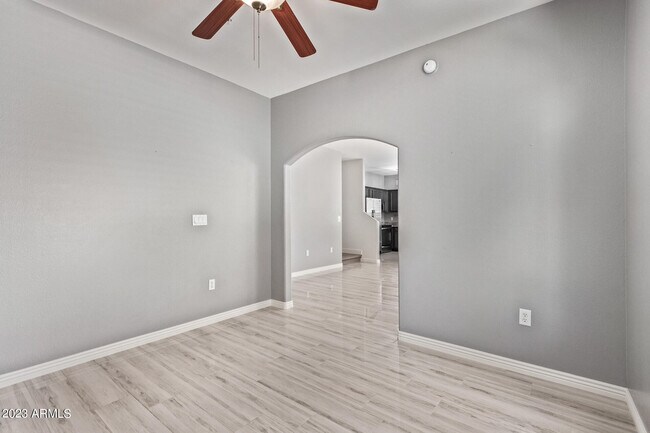 Foto del edificio - 2150 W Alameda Rd