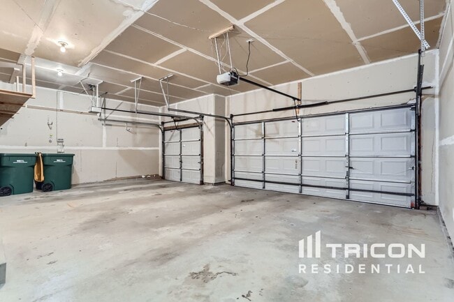 Building Photo - 2325 Manuela Dr