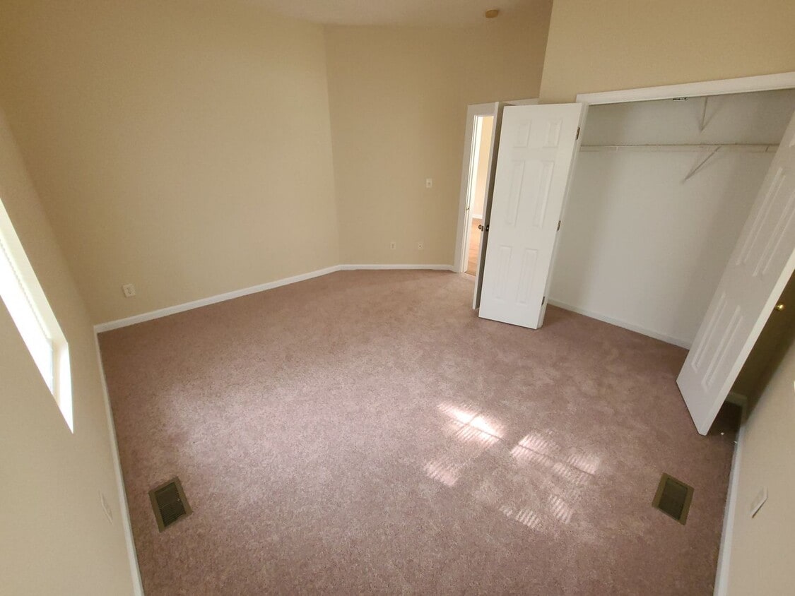 Primary Photo - Burlington 4 Bed, 1 Bath - Nice Neighborhood