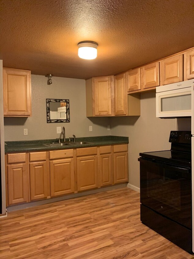 Primary Photo - 2 bedroom 1 bath house with HUGE shop loca...