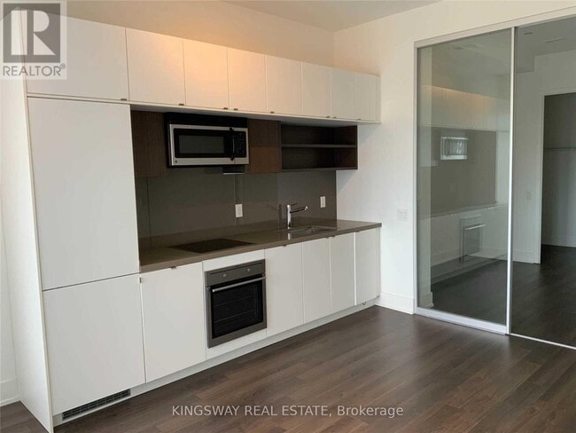 Photo du bâtiment - 111 St Clair Ave W