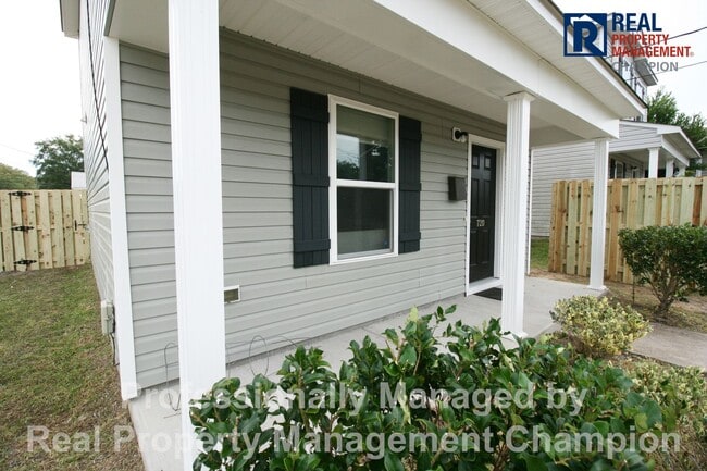 Adorable 3 BD 1.5 BA Home on Corner Lot with Fenced Back Yard - Adorable 3 BD 1.5 BA Home on Corner Lot with Fenced Back Yard