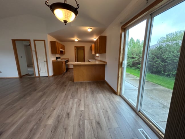 Building Photo - 708 Homerun Dr