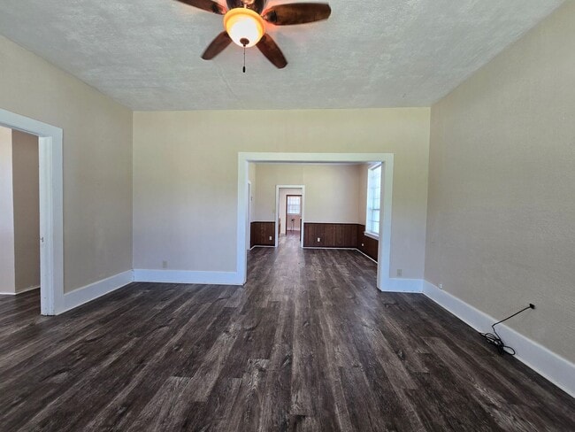 Building Photo - 3 Bedroom 2 Bath home in Asher!