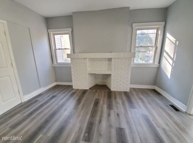 Foto del edificio - 3 br, 1 bath House - 70 Grumman Ave 1