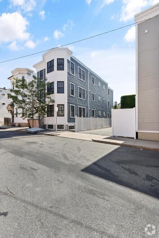 Building Photo - 701 E 2nd St