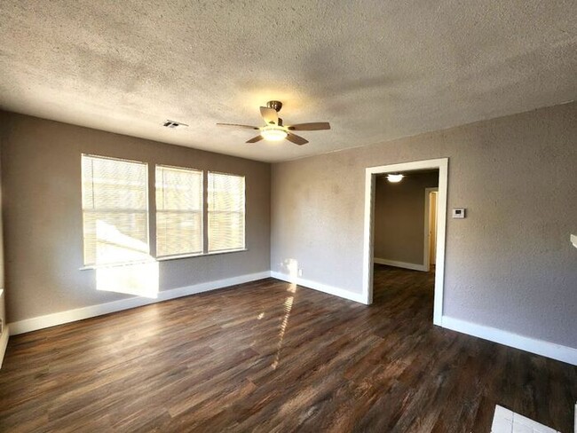 Building Photo - Fantastic 1 Bed 1 Bath Duplex in Shartel B...