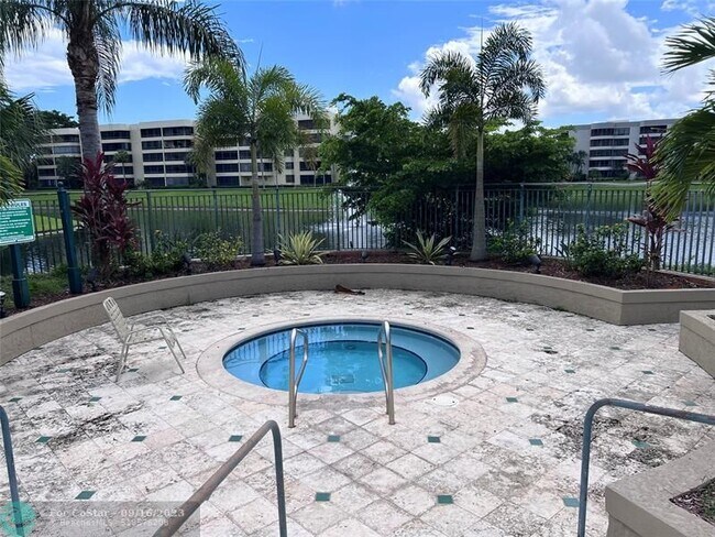 Foto del edificio - 1865 Palm Cove Blvd